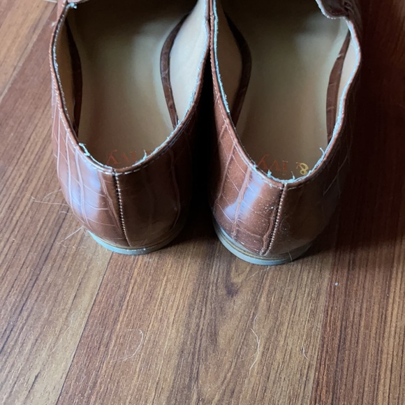 Crown& ivy pointed loafer w gold buckle sz 8 1/2 - Picture 5 of 6